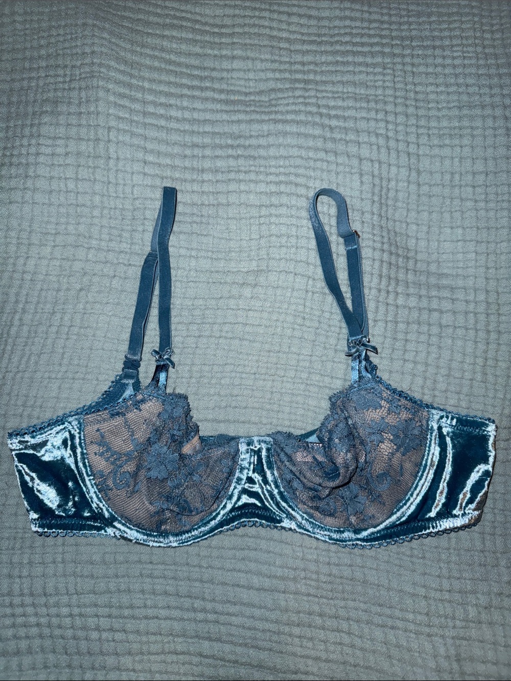 Victoria's Secret Teal Lace & Velvet Underwire Bra